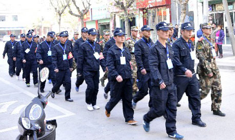 洛南组建一支近百人巡逻队