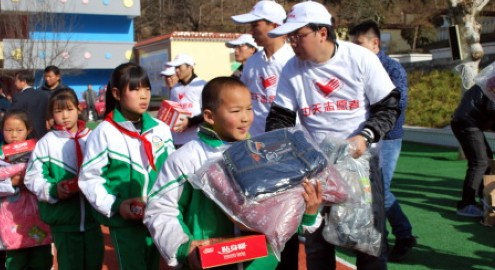 “新年新衣”温暖行动走进山阳