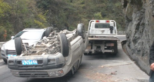 柞水一小汽车占道超速行驶导致翻车