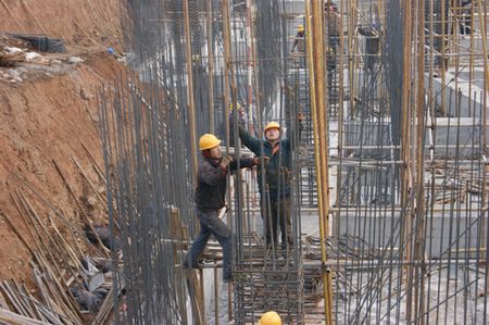 商南重点民生工程加班加点赶进度