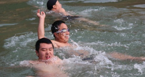 洛南自行车协会举办第四届冬泳活动