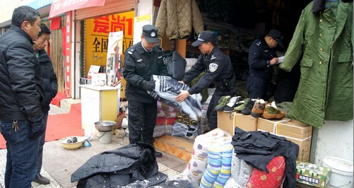 丹凤查处一贩卖制式警服案件