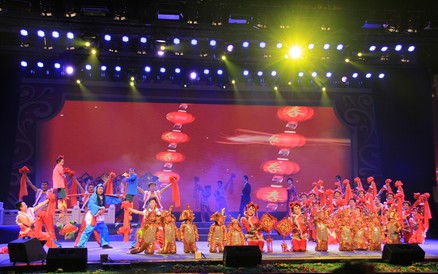 洛南2013春晚在县剧院上演