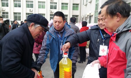 商州红十字会开展“红十字博爱送万家”活动