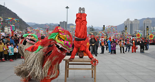 商南举行花灯年俗展演