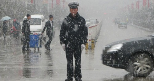 商州：交警冒雪疏导交通