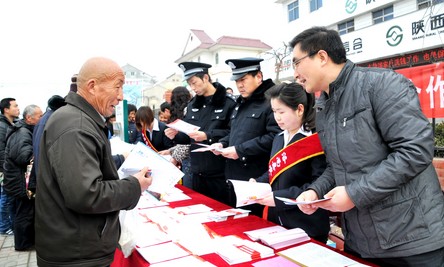 洛南开展金融知识宣传活动