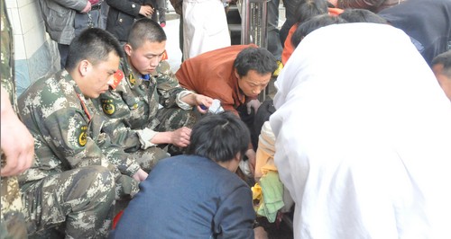 商南：坠落钢管斜穿民工身体 消防医护人员成功施救