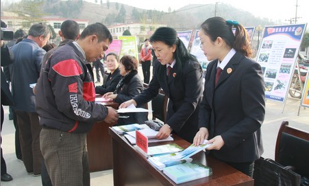 商南开展“三八”妇女维权周宣传活动