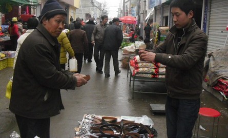 丹凤：卖皮带的大学生