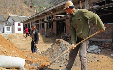 丹凤：龙骨岩村移民户建房忙