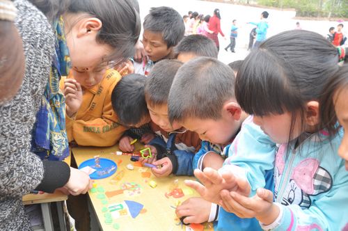 柞水志愿者为留守儿童献爱心