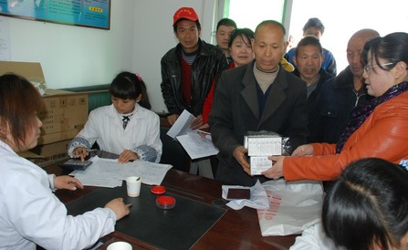 商南为贫困精神病患者免费发放药品