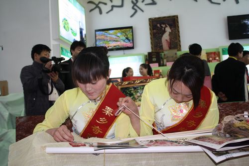 镇安：栗乡织女绣锦图