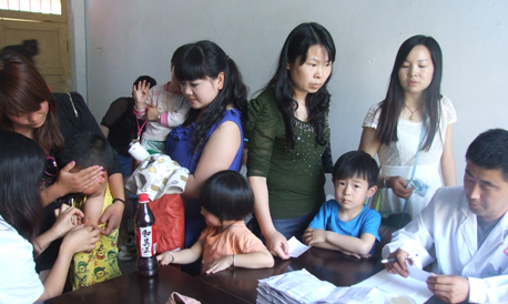 丹凤县卫生部门为幼儿进行疫苗接种