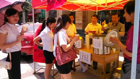 洛南爱心人士为考生送消暑饮品