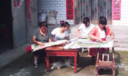 商南魏家台镇留守妇女十字绣创收