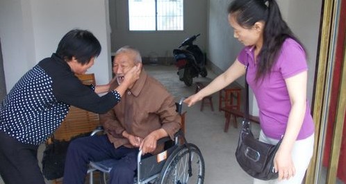 丹凤残联为重度伤残人士购置轮椅