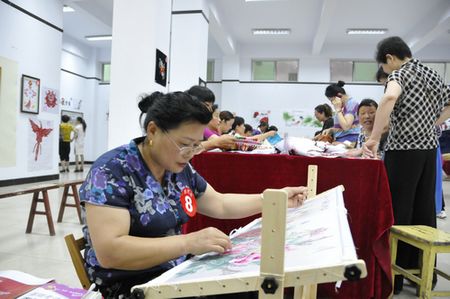 洛南举办首届妇女手工艺品大赛