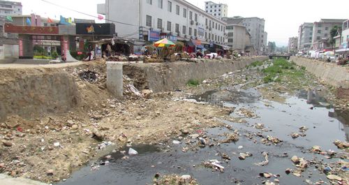 洛南一河道中垃圾遍地污水横流