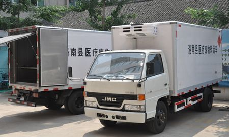 洛南开展医疗卫生废物集中转运处理