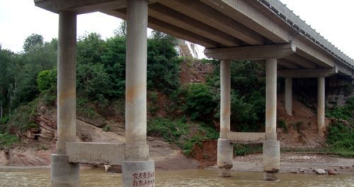商州百年大桥服役15年成危桥
