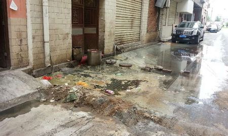 山阳某小区污水垃圾严重影响环境卫生