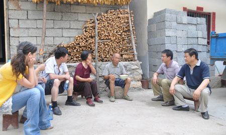 柞水干部走访贫困户雷保全