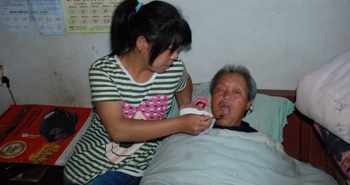 洛南：花季女孩用柔弱肩膀撑起一个家