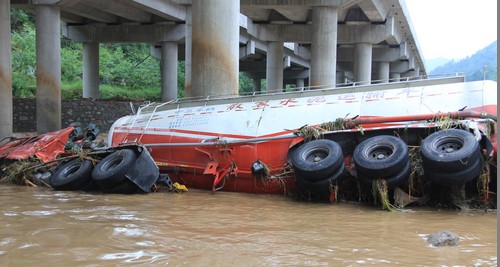 商州板桥镇遭受暴雨洪灾三0七省道多处冲断
