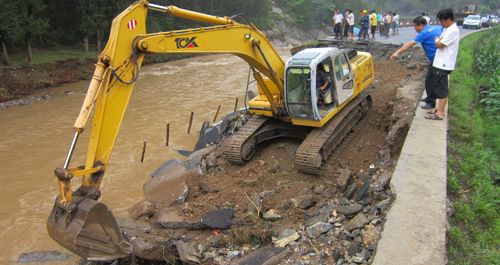 商州突降暴雨公路段联合交警抢修路段