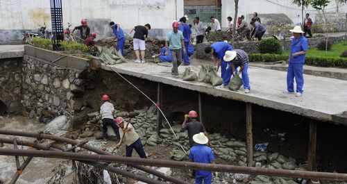 洛南发动群众全力以赴展开灾后自救工作