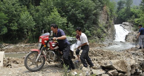 洛南村干部为灾民运送救灾物资