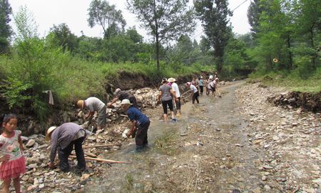 洛南古城镇南村群众对险工险段及时抢修