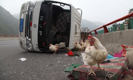 一辆小货车在丹凤隧道外高架桥上侧翻