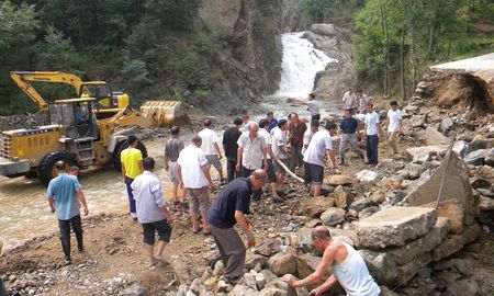 洛南高耀镇组织干部群众开展生产自救