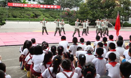 商州城关小学举行“庆八一 “警校联欢会”