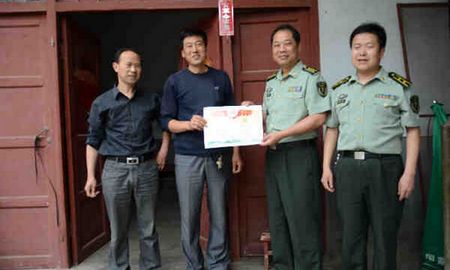 丹凤开展为优秀现役军人家庭喜报活动