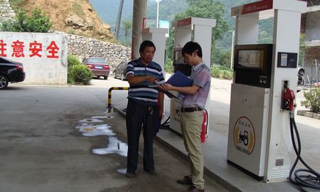 山阳对二十三个加油站进行安全检查
