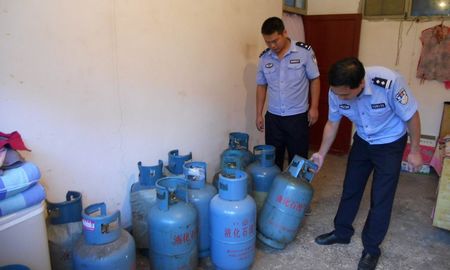 镇安公安局组织民警对安全隐患逐一排查