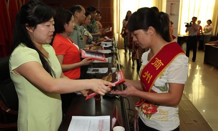 商州妇联对获得“好军嫂”进行表彰
