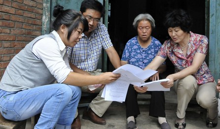 洛南妇联看望贫困女孩张妮