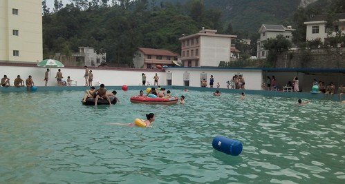 镇安：农家乐建起了露天游泳馆