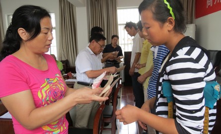 商州残联为残疾人贫困生发放助学金