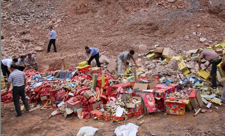 镇安公安局集中销毁假冒伪劣烟花爆竹