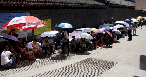 洛南：为给孩子争报公办幼儿园 几百家长彻夜排队