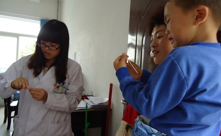 洛南景村镇卫生院为小朋友免费体检