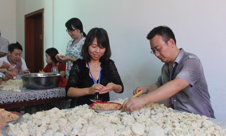 山阳爱心志愿者为敬老院老人过中秋