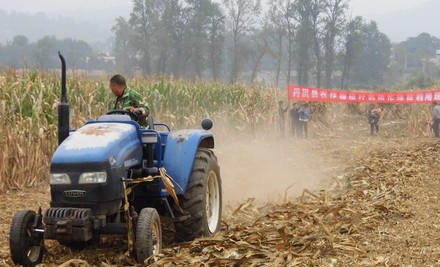 丹凤:“铁牛”下乡帮农家耕田