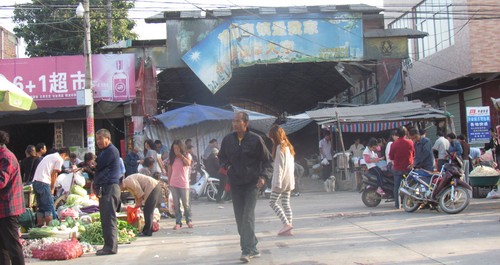 丹凤商镇摊点随意摆放市场管理混乱